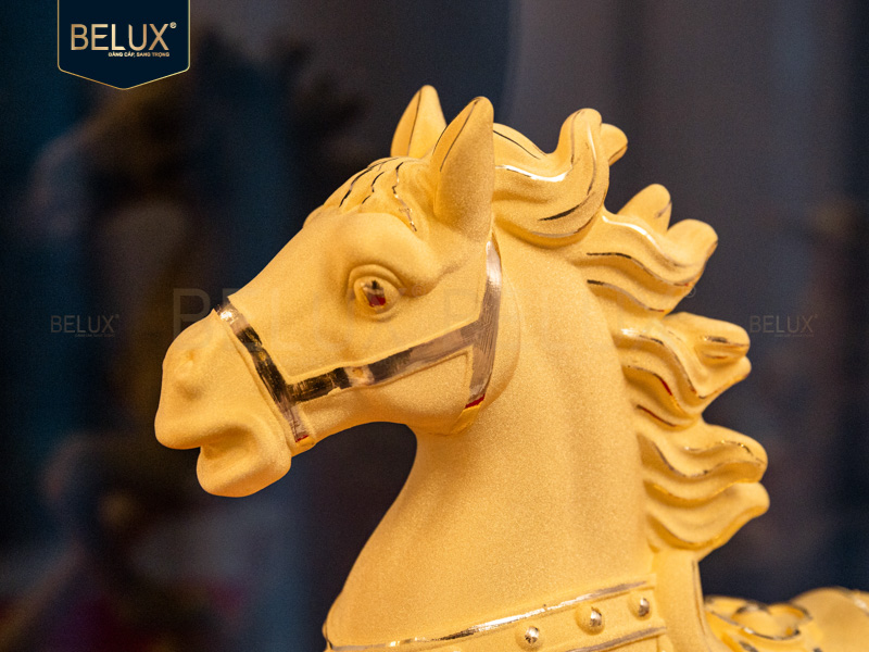 Tượng Ngựa Kéo Củ Cải dát vàng cát&nbsp;30.5x6.3x15cm